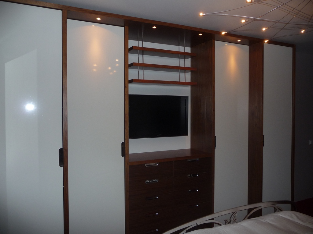 Notenhouten slaapkamerkast. !!! Slaapkamer kleuren voorbeelden